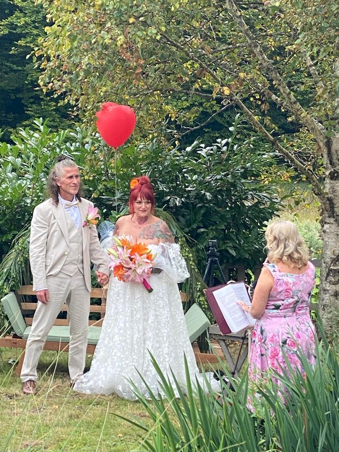Freie Trauung im Garten mit Herzballon